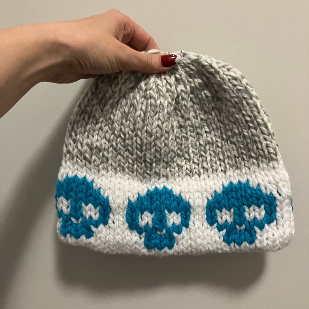 New knit toque with skulls